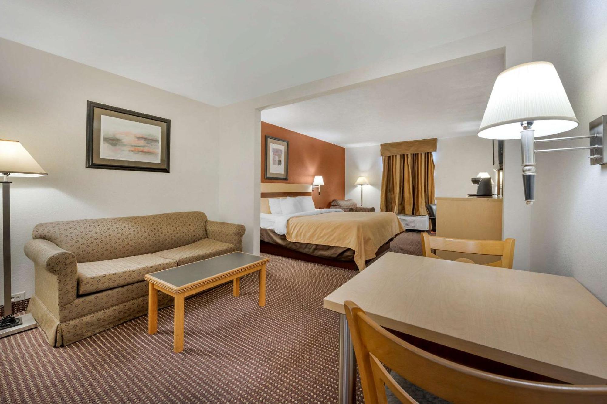 Quality Inn & Suites South-Obetz Esterno foto